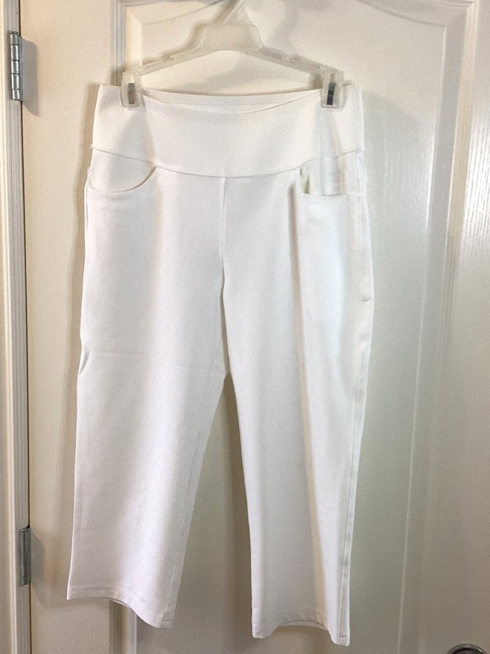Puma Women's White Golfing Pants Capris for Golf Mid-Rise Waistband Straight Leg